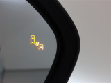 隣車線を走る車両をレーダーで検知し、ドアミラーでは確認しにくい後側方エリアに存在する車両に加え、急接近してくる車両も検知します。車両を検知するとドアミラーに搭載されたLEDインジケーターが点灯します。