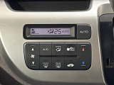【オートエアコン】一度お好みの温度に設定すれば、車内の温度を検知し風量や温度を自動で調整。暑い&hellip;寒い&hellip;と何度もスイッチ操作をする必要はありません。快適な車内空間には必須の機能ですね♪
