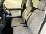 高いホールド性で運転姿勢が安定します。長距離ドライブでも疲れにくいのが魅力です。快適なドライビングライフをお送りください♪