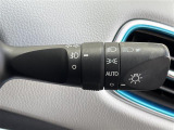 【オートライト(AUTO)】外の明るさをシステムが感知して、自動でヘッドライトが点灯します。ヘッドライトをつけ忘れを防ぐ便利機能です。