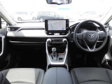 【運転席・インパネまわり】 ハンドル・シート・フロアーなど隅々までプロによるクリーニング済み☆彡キレイな車内でドライブが一層快適にお楽しみいただけます!!