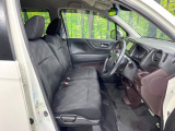 運転席まわりには十分なスペースがあり、大柄な方でもゆったり運転していただける環境です。
