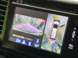 【マルチビューカメラシステム】専用のカメラにより、上から見下ろしたような視点で360度クルマの周囲を確認することができます☆死角部分も確認しやすく、狭い場所での切り返しや駐車もスムーズに行えます。