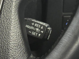 【レーダークルーズコントロール】従来のクルコンの機能に加え、先行車に接近すると、安全な車間距離を保ちながら先行車の車速に合わせ追従するシステム。
