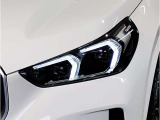 【LEDヘッドライト】先進のLEDテクノロジーを採用。放射される白色光の周波特性は太陽光に近く、バイキセノン・ヘッドライトを上回るコントラストで更に明るく輝きます!