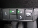 パーキングセンサーや横滑りを防ぐVSA等のスイッチ類は運転席の右側、手の届きやすい位置にあります。