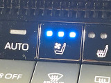 【シートベンチレーション】夏場は涼しい風でお尻や背中の熱やムレを防ぎ、冬はエアコンよりも早く温まってポカポカに!レザーシートにうれしい装備で、季節を問わず快適に過ごせます。