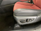 F SPORT専用本革コンビスポーツシート。スポーティな内装がより一層ドライブを楽しくさせます。