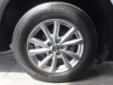 足元は純正サイズ225/65R17 タイヤはヨコハマタイヤ ジオランダーG98 2022年製です。ホイールは、純正17インチアルミホイールです。ストレートなスポークにひねりを加えたデザイン