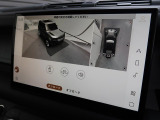【3Dサラウンドカメラ】は狭い場所でも安心して駐車できるようにサポート。タッチスクリーンの表示と音で障害物との距離を確認できます。車幅感覚に慣れていない方や駐車の苦手な方には必見の装備といえます♪