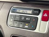 【オートエアコン】一度お好みの温度に設定すれば、車内の温度を検知し風量や温度を自動で調整。暑い&hellip;寒い&hellip;と何度もスイッチ操作をする必要はありません。快適な車内空間には必須の機能ですね♪