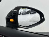 ●アウディサイドアシスト『後方の死角を並走する車両を検知しドアミラーの内側のLEDが点灯。ドライバーに注意を促し事故を未然に防ぐシステムです。』