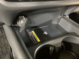 置くだけでワイヤレス充電可能です。12V電源ソケットも設置しております。周辺機器の充電にご利用頂けます。