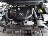 エンジンルームもピカピカに磨いてあります!納車時には、安心してお使いいただくために、しっかり整備してお引渡しいたします☆ディーゼル特有の音や振動を抑えるマツダ独自の技術を織り込んだ自慢のエンジンです!