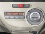 【オートエアコン】一度お好みの温度に設定すれば、車内の温度を検知し風量や温度を自動で調整。暑い&hellip;寒い&hellip;と何度もスイッチ操作をする必要はありません。快適な車内空間には必須の機能ですね♪