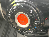 【オートエアコン】一度お好みの温度に設定すれば、車内の温度を検知し風量や温度を自動で調整。暑い&hellip;寒い&hellip;と何度もスイッチ操作をする必要はありません。快適な車内空間には必須の機能ですね♪