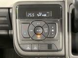 【オートエアコン】一度お好みの温度に設定すれば、車内の温度を検知し風量や温度を自動で調整。暑い&hellip;寒い&hellip;と何度もスイッチ操作をする必要はありません。快適な車内空間には必須の機能ですね♪