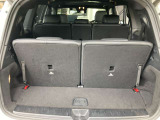 ゆったりとしたトランクルームでございます。たくさんのお荷物の車載が可能でございます。