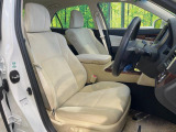 【ベージュモケットシート】運転席シート廻りは使用感も少なく、良好な状態となっています。丁寧に使われていたことがよくわかりますね。