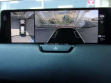 360度シースルービューカメラを搭載。4方の小型カメラの映像を処理し、車両真上からの映像に変換しています。