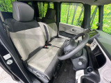 運転席まわりには十分なスペースがあり、大柄な方でもゆったり運転していただける環境です。