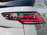 ダイナミックターンインジケーター付き3DのLEDテールランプ。ウィンカーの光が流れるように点滅、後続車からの視認性が高まり、万一の追突の危険性を軽減します。