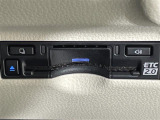 【ETC】有料道路を利用する際に料金所で停止することなく通過できる、ETC車載器(ノンストップ自動料金収受システム機器)が装備されています。セットアップを行うことで利用可能になります。