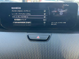 【スマート・ブレーキ・サポート】 高精度で検知できるミリ派レーダーで先行車を捕捉。走行中に、車間距離の変化に応じて警報。基準値を超えた場合に、段階的にブレーキを作動します。