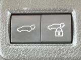 【パワーバックドア】スマートキーや運転席のボタンを押すだけでリアゲートが自動で開閉します!荷物を持っている時や、高い位置にあるバックドアを閉める際に便利な機能です♪