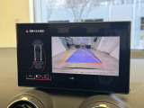●バックカメラ『駐車や後方の視界をサポートするための重要な機能です。多くのモデルに標準装備またはオプションとして搭載、リアバンパーに取り付けられたカメラが後方の映像を車内のディスプレイに表示します』