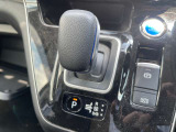 e-POWER独自のシフトノブ☆指先でシフトを動かす感覚はスムーズで気持ちいいですよ☆