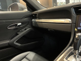 オプション設定の助手席ラゲッジネット、フロアマット(PORSCHEロゴ付き)も備わります。