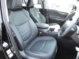 【内装】RAV4の車内です♪もちろん、フロアマットもついてますよ〜!