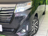 【LEDヘッドライト】悪天候や夜間走行時も良好な視界を確保し安心して運転できる高輝度LEDヘッドライトを装備!点灯速度が早く、消費電力も抑えられています。