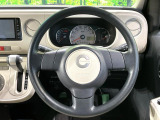 インテリアに合わせたデザインのステアリングは、運転される方のことも考え、運転しやすい形状、大きさです。是非一度、実際に触ってお確かめください。