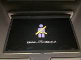 【14型有機ELフリップダウン】三列目からでも迫力のエンタメが観れる大画面フリップダウン。有機ELのモニターでは、一般的なフリップダウンよりも高コントラストでキレイな映像を楽しめます。