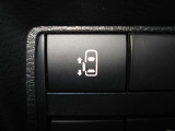 左側電動オートスライドドア付き!!運転席のスイッチでも開閉可能です♪重い荷物を持っている時や、雨の日に重宝します!小さいお子様がいても巻き込み防止機能や手動のみに切替も出来ますので安心です♪