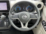 運転中のオーディオ操作は、ステアリングで行いましょう。安全運転で。