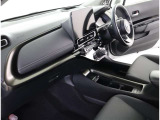 シックな色使いの運転席周りですね。すっきりとしたデザインで上品な色使いです。居心地の良い運転席長く座ってられるリラックスできるデザインがいいですね。
