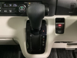 CVT車のセレクトレバーです。低速から高速まで、変速ショックのないスムーズな走りと、エンジン効率のよい領域を維持して燃費にも貢献します。サイドブレーキはスイッチ操作の電子制御パーキングブレーキです。