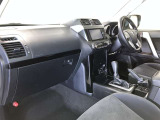 運転席周りのレイアウトをご覧ください。ナビゲーションが綺麗に装着されすっきり収まってますね!