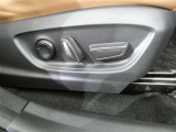 運転席のシート調整を電動で調整できます。無段階調整なので、どなたにもピッタリの調整が可能です。