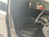 運転席、助手席です。座面も広くゆったりと座れてアームレストも付いているので重宝します。
