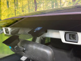 【アイサイトVer2】前方の車両等を検知し、衝突しそうな時は警報で注意を促し、ブレーキを踏む力をサポート。ブレーキを踏めなかった場合は衝突被害軽減ブレーキが作動、衝突回避をサポートします。