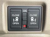 【両側パワースライドドア】スマートキーや運転席のスイッチで後席両側スライドドアの開閉が可能♪電動だから力を入れてドアを開ける必要が無く、小さなお子様でも簡単に開け閉めでき快適です♪