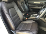 マツダは運転手中心の車つくりを行っております。上部に視認ゾーン、手が届く位置に操作ゾーンを配置し、運転に集中できるコックピットを演出しております☆