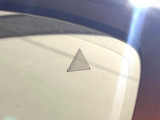 【ブラインドスポットモニタリング】走行中、ドアミラーの死角になりやすい箇所に後続車が接近するとサイドミラー付近に警告を表示、ドライバーに注意喚起をしてくれます。