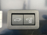 【パワーバックドア】スマートキーや運転席のボタンを押すだけでリアゲートが自動で開閉します!荷物を持っている時や、高い位置にあるバックドアを閉める際に便利な機能です♪
