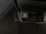 12V電源ソケットを設置しております。周辺機器の充電にご利用頂けます。