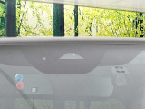 【i-ACTIVESENSE】走行中に前方の車両等を認識し、衝突しそうな時は警報とブレーキで衝突回避と被害軽減をアシスト。より安全にドライブをお楽しみいただけます。